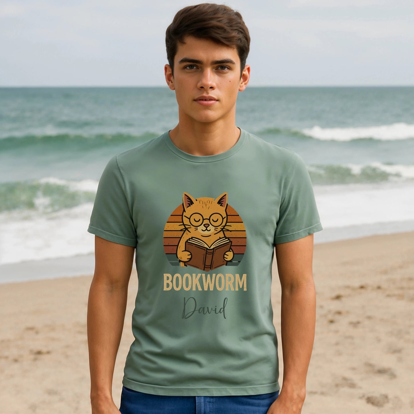 Alt Tag: Bookworm Femenine Personalized Premium Unisex T-Shirt con gato leyendo, texto "Bookworm" y nombre personalizado, modelo en playa