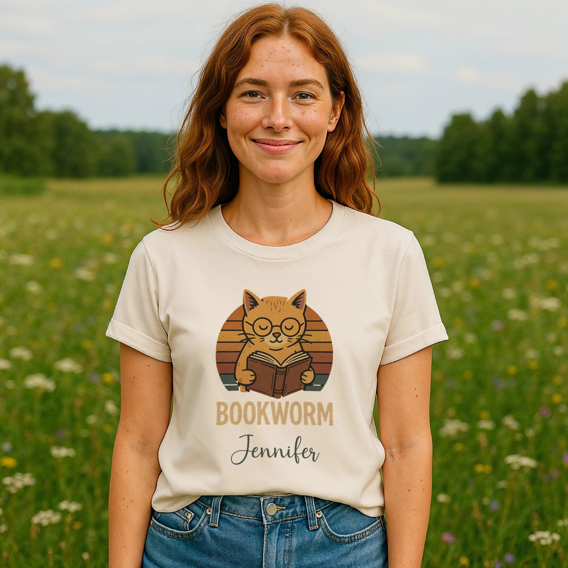 Alt Tag: Bookworm Femenine Personalized Premium Unisex T-Shirt con ilustración de gato leyendo y nombre personalizado, camiseta crema unisex