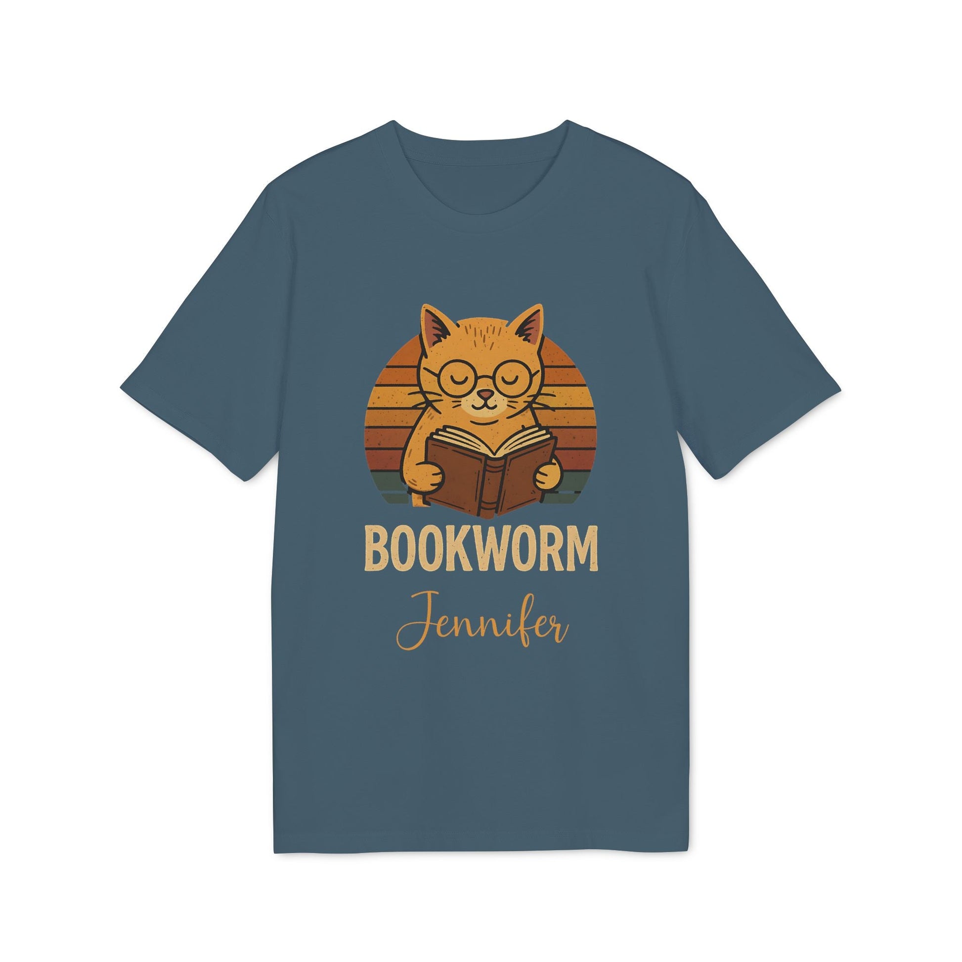 Bookworm Femenine Personalized Premium Unisex T-Shirt con gato leyendo y texto “BOOKWORM” y nombre “Jennifer” en camiseta azul