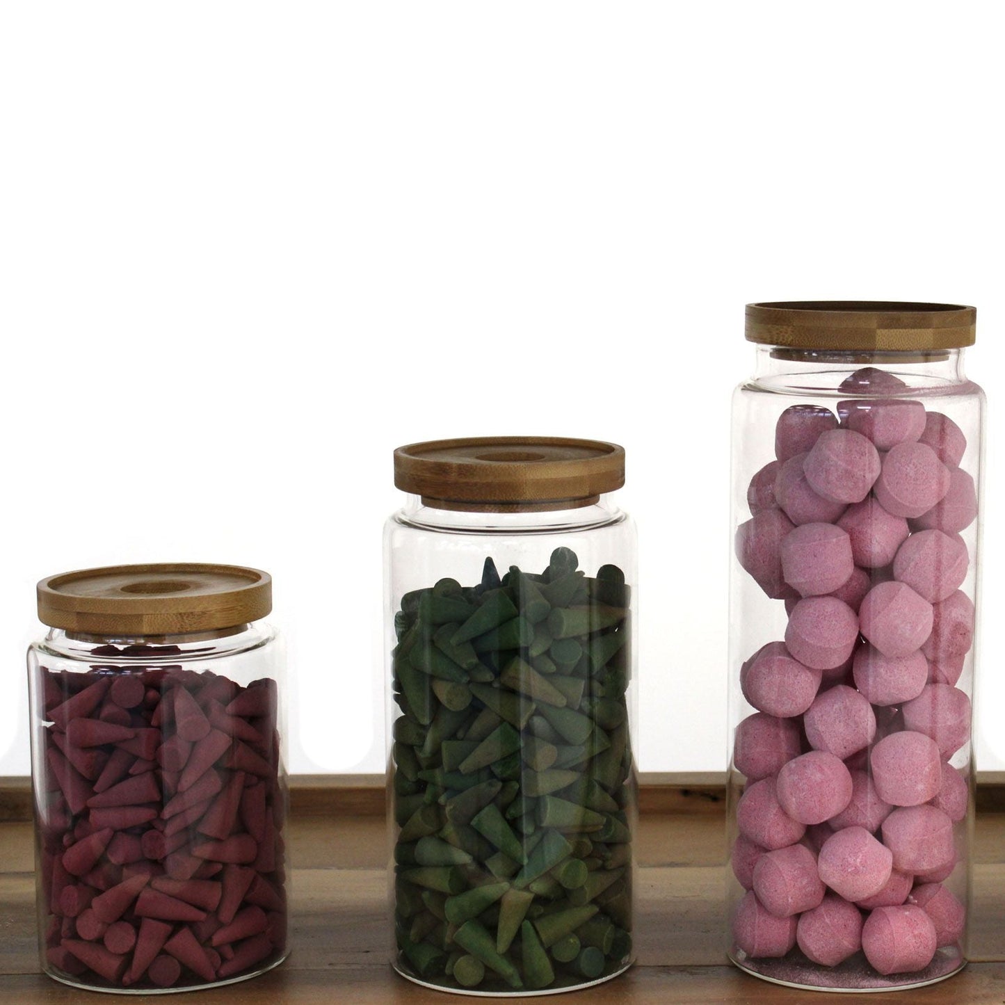 Borosilikatglas-Vorratsglas – 25 CM mit Bambusdeckel, hohes transparentes Glas mit rosa Süßigkeiten, auf Holzregal