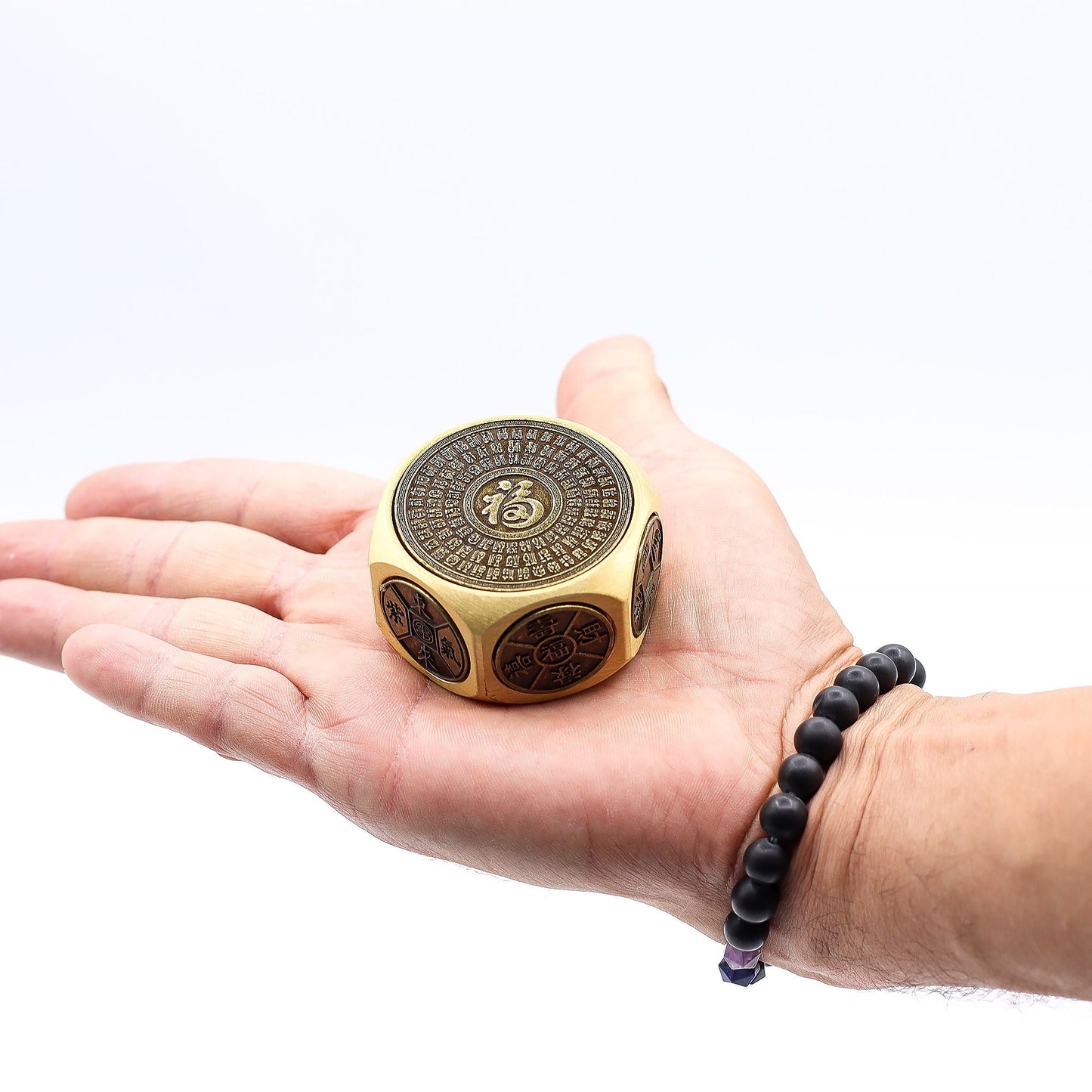 Alt Tag: Brass Ancient Fortune Spinner – 5x3.2 CM de latón macizo con grabado de dragón, en la palma de una mano, bordes redondeados