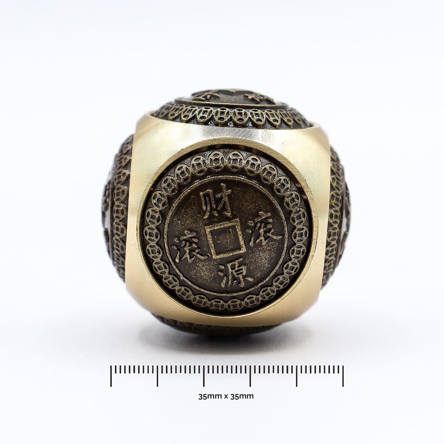 Alt Tag: Brass Ancient Fortune Spinner – Rounded 3.5 CM de latón con motivo de moneda china, vista frontal, medida 35 mm x 35 mm