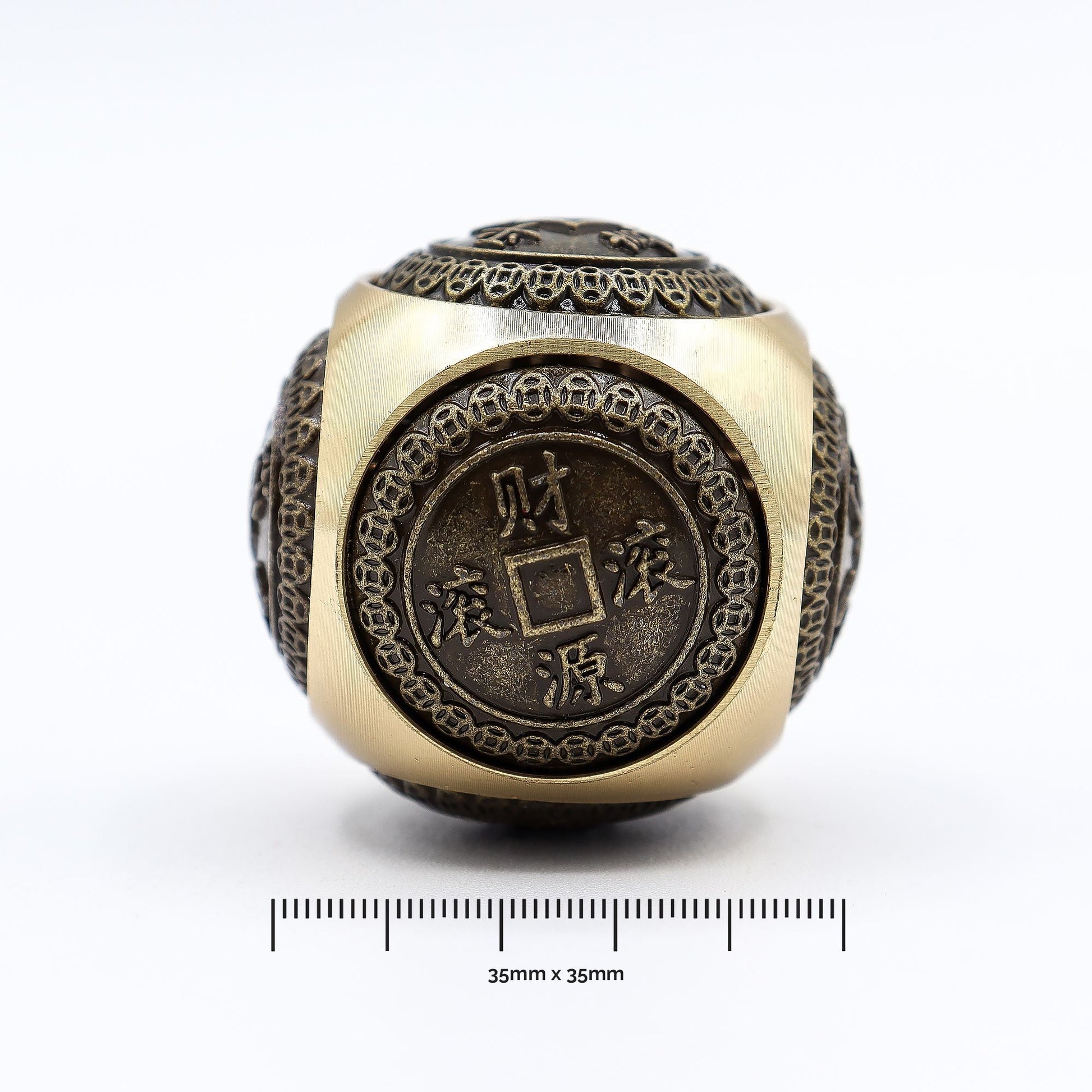 Alt Tag: Brass Ancient Fortune Spinner – Rounded 3.5 CM de latón con motivo de moneda china, vista frontal, medida 35 mm x 35 mm