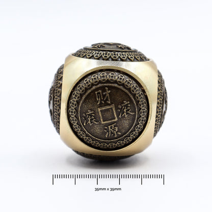 Alt Tag: Brass Ancient Fortune Spinner – Rounded 3.5 CM de latón con motivo de moneda china, vista frontal, medida 35 mm x 35 mm