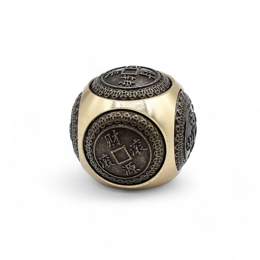 Alt Tag: Brass Ancient Fortune Spinner – Rounded 3.5 CM de latón con forma redondeada y motivos de monedas chinas tradicionales, vista frontal