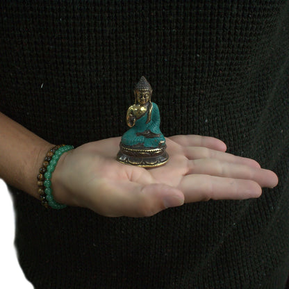 Alt Tag: Brass Buddha Feng Shui Statue – 6x4 CM en miniatura sobre la palma de una mano, figura de Buda meditando en latón esmaltado
