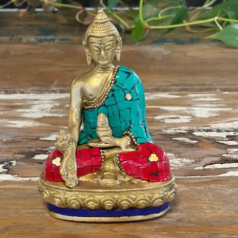 Buddhastaty i mässing – Hands Down – 11,5 CM buddhastaty i mässing med inlägg av turkos och röd sten, sittande på en snidad bas