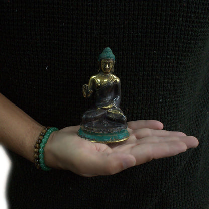 Alt Tag: Estatua de Buda de latón – Figura de Buda de latón de 10x5 CM para decoración Feng Shui, con la mano levantada, mostrada sobre la palma abierta de una persona
