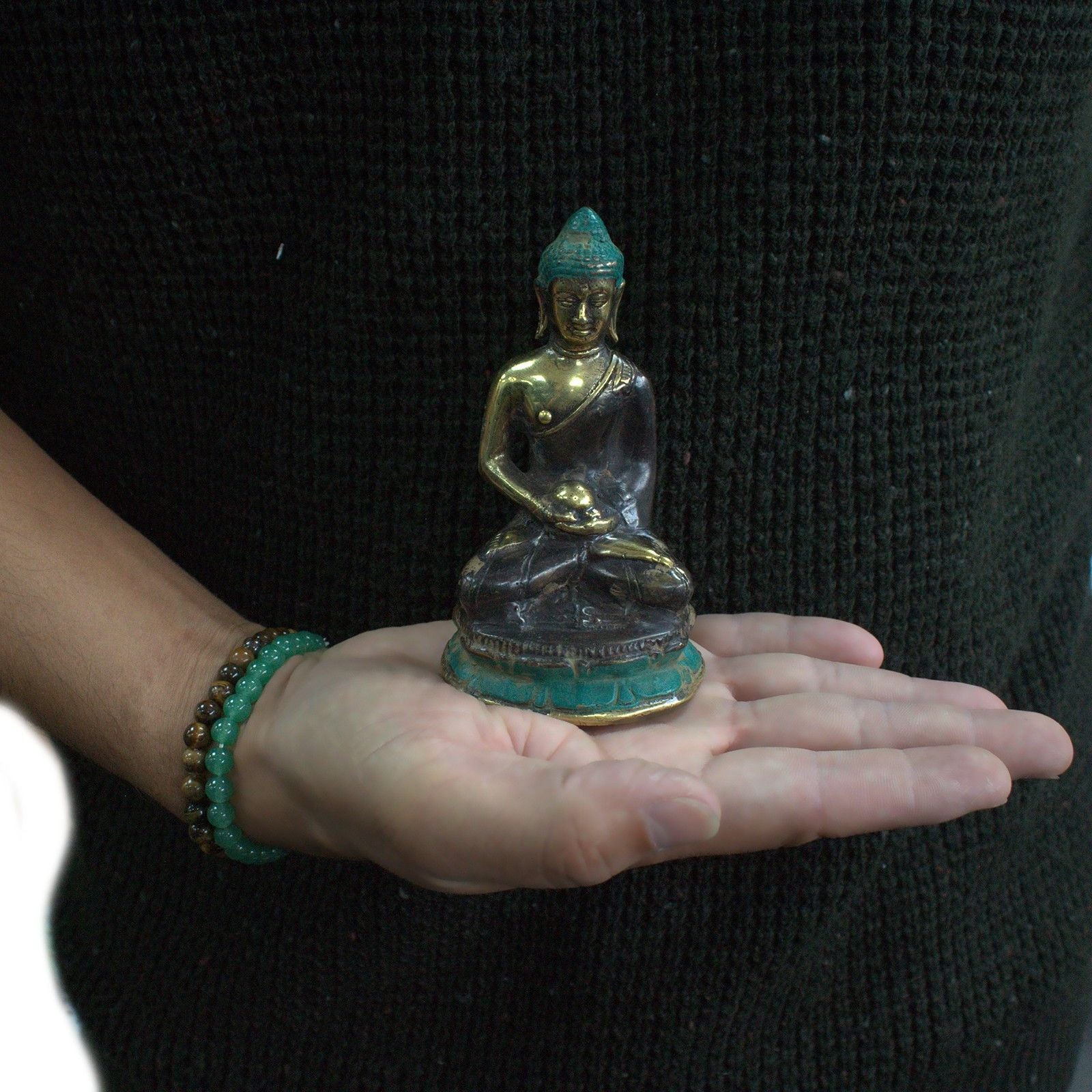 Alt-Tag: Messing-Buddha-Statue – kleine, handgefertigte Messing-Buddhafigur in Meditationspose (10x5 CM), auf offener Handfläche präsentiert
