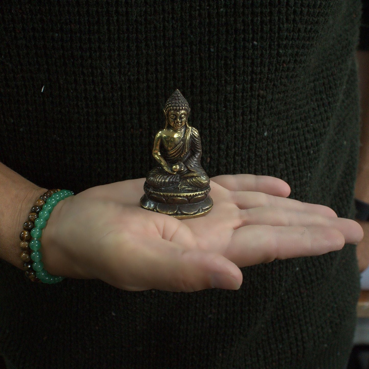 Buddha-Statue aus Messing – 6x4 CM Mini-Buddha-Figur aus Messing in Meditationspose, präsentiert auf einer offenen Handfläche, kompakte Feng-Shui-Deko
