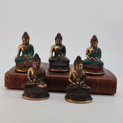 Buddha-Statue aus Messing – Set aus Mini-Messingfiguren „meditierender Buddha“ (6×4 cm) mit Patina-Finish auf dekorativem Sockel