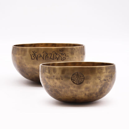 Brass & Copper Moon Singing Bowl – 15 CM 750 G, nepalesiskt sångskålsset i mässing och koppar med graverade symboler på vit bakgrund