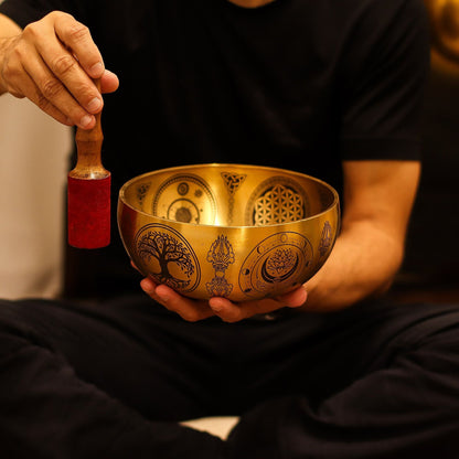Mässingsetsade Buddha-sångskålar – Set med 4, 3,85 kg mässingsskål med etsade motiv, hålls i händerna med en röd klubba