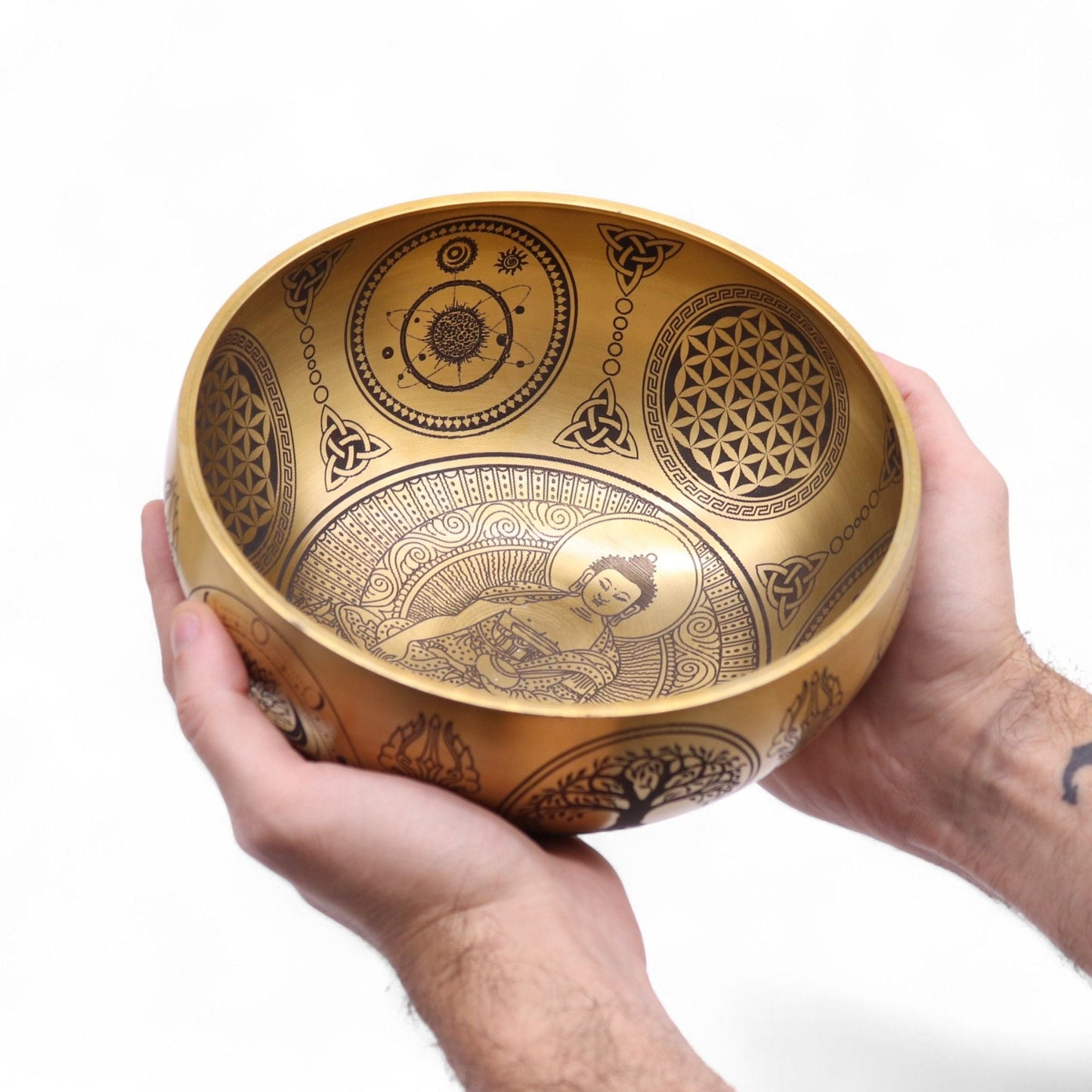 Alt Tag: Mässingsetsade Buddha-klangskålar – set om 4, 3,85 kg mässingsskål med Buddha- och heliga motivgravyrer, hålls i händerna