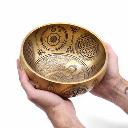 Alt Tag: Mässingsetsade Buddha-klangskålar – set om 4, 3,85 kg mässingsskål med Buddha- och heliga motivgravyrer, hålls i händerna