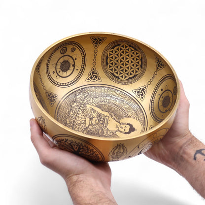Alt Tag: Mässingsetsade Buddha-sjungskålar – set med 4, 3,85 kg mässingskål med Buddha-gravyr och heliga motiv, handgjord i gyllene finish