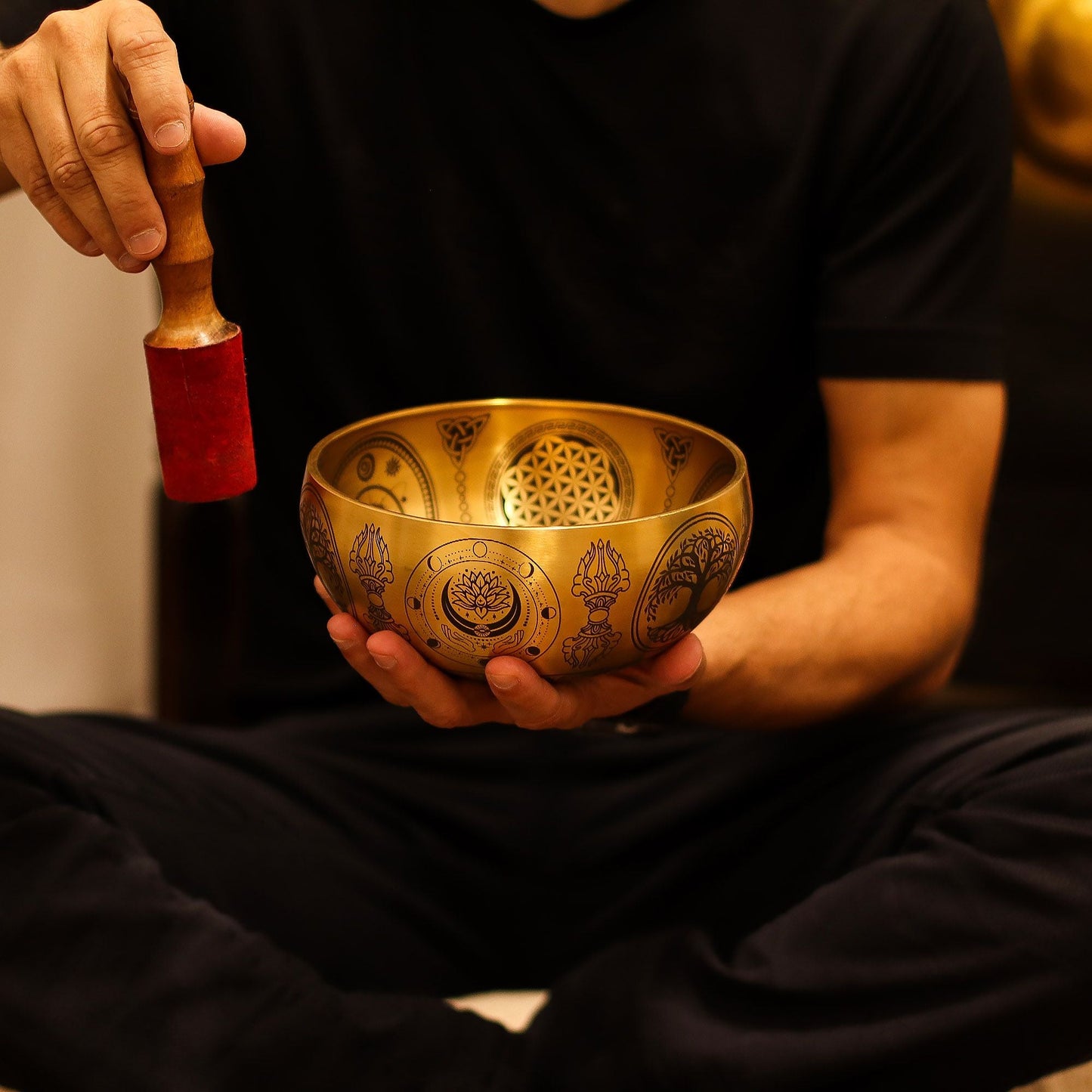 Klangskålar i mässing med etsad Buddha – Set med 4, 3.85 KG klangskål i mässing med etsade motiv, hålls i händer med röd klubba