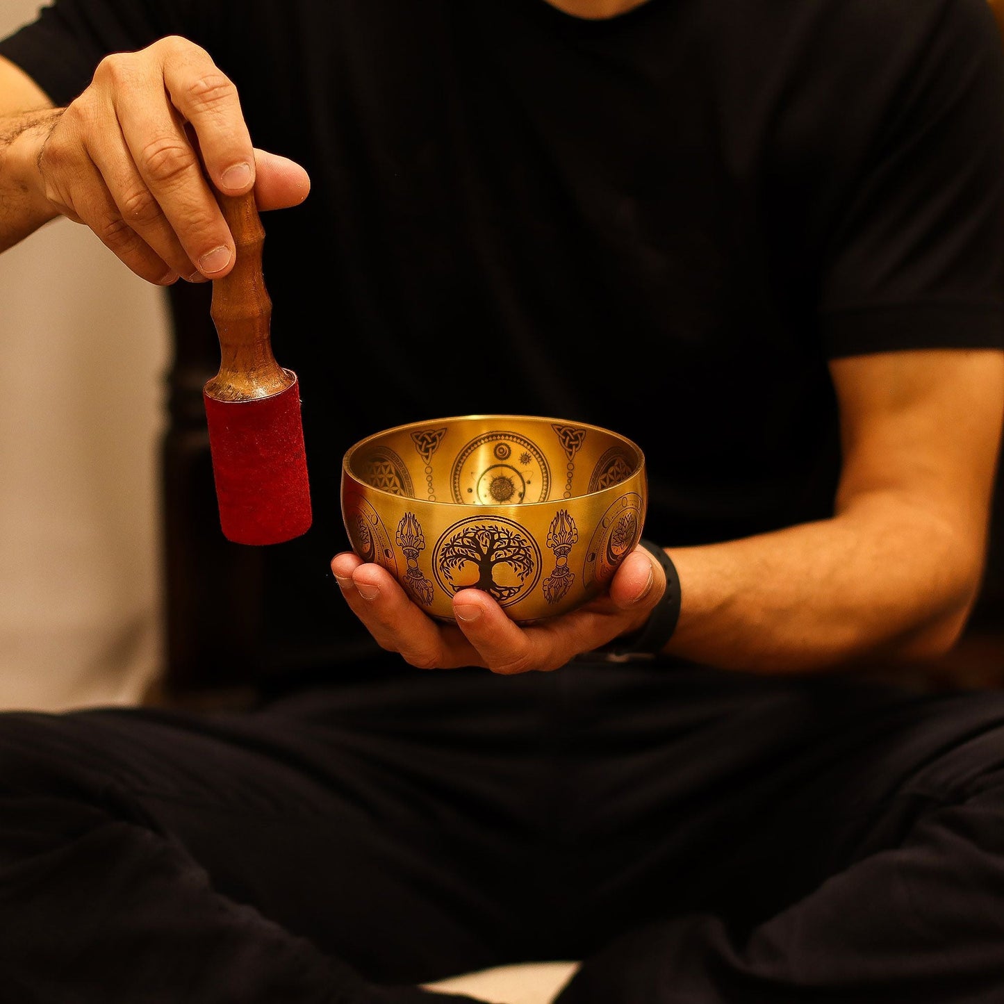 Mässingsetsade Buddha-sjungskålar – set med 4, 3,85 kg sjungskål i mässing med klubba, etsade heliga motiv, gyllene finish