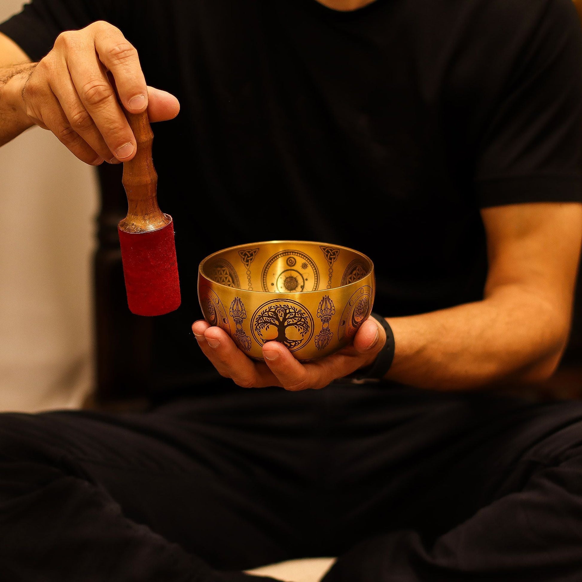 Mässingsetsade Buddha-sjungskålar – set med 4, 3,85 kg sjungskål i mässing med klubba, etsade heliga motiv, gyllene finish