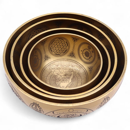 Alt Tag: Mässingsetsade Buddha-klangskålar – set med 4, 3,85 kg, handgjort set med tibetanska klangskålar i mässing med etsade heliga motiv, staplade i varandra (nestad vy)