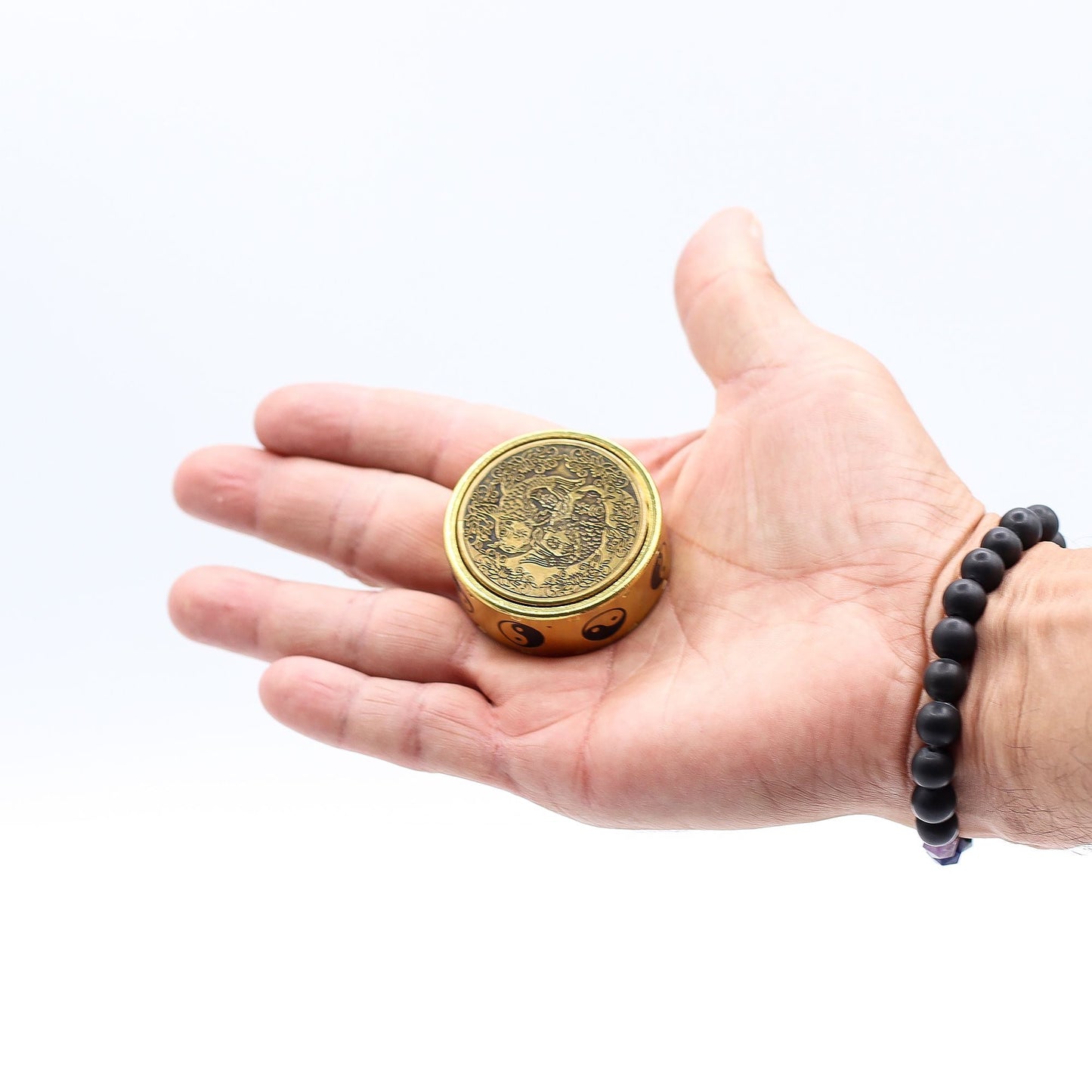 Brass Feng Shui Energy Disc – 2x4.5 CM en mano, disco de latón grabado tipo spinner de fortuna, accesorio compacto elegante