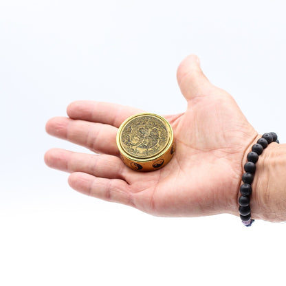Brass Feng Shui Energy Disc – 2x4.5 CM en mano, disco de latón grabado tipo spinner de fortuna, accesorio compacto elegante