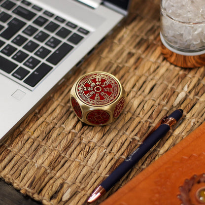 Alt Tag: Brass Feng Shui Fortune Spinner – 5x3.2 CM de latón con símbolos de monedas chinas y calendario tradicional sobre escritorio