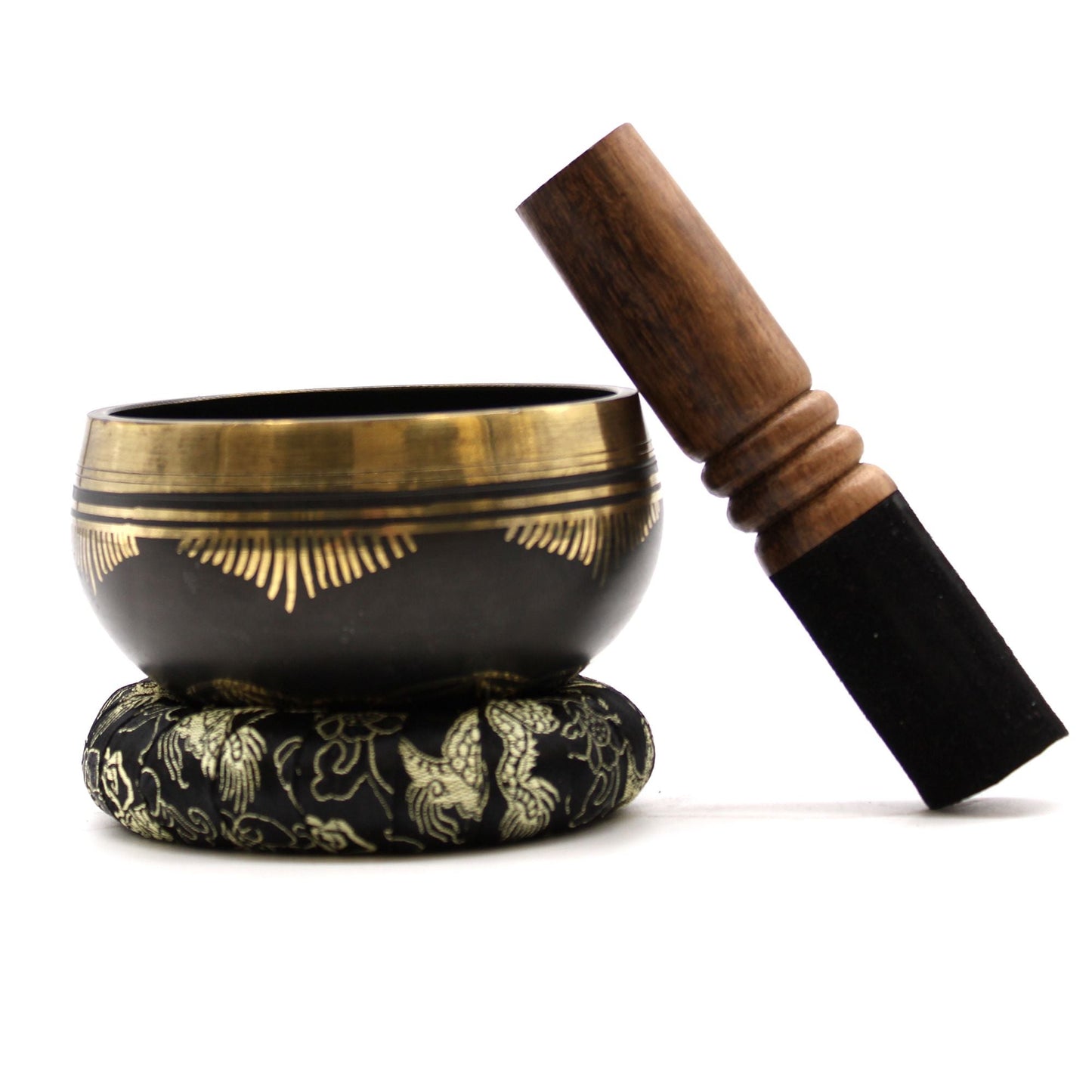 Alt Tag: Brass Flower of Life Singing Bowl Set – 9x5 CM, cuenco de latón con mazo de madera y cojín anillo sobre fondo blanco
