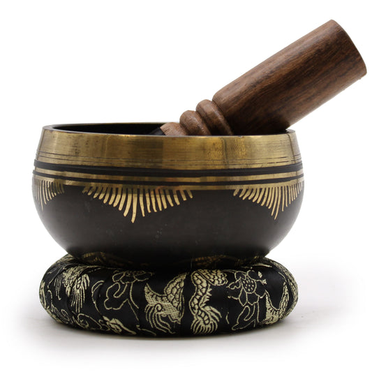 Alt Tag: Brass Flower of Life Singing Bowl Set – 9x5 CM, latón con mazo de madera y cojín aro, vista lateral sobre fondo blanco