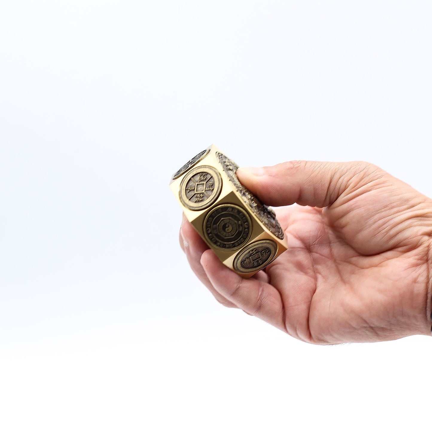 Brass Fortune Spinner – 6.5x3 CM en mano, spinner de latón con símbolos Feng Shui de dragón y gato de la suerte