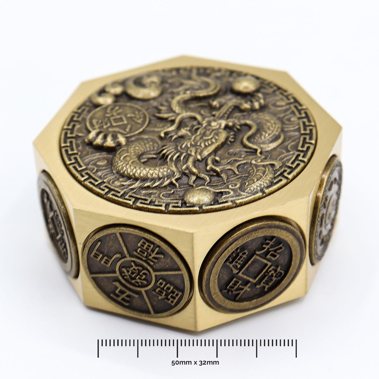 Alt Tag: Brass Fortune Spinner – 6.5x3 CM, spinner de latón octagonal con relieve de dragón y monedas, detalle de diseño Feng Shui