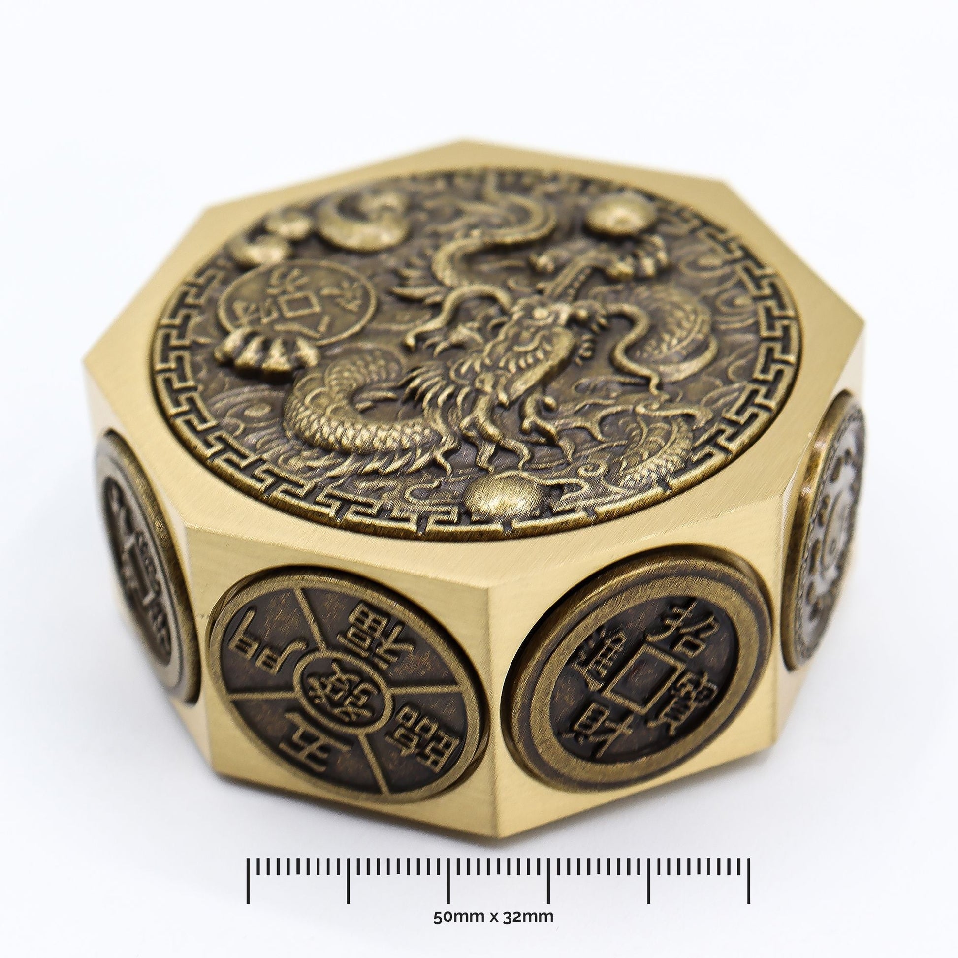 Alt Tag: Brass Fortune Spinner – 6.5x3 CM, spinner de latón octagonal con relieve de dragón y monedas, detalle de diseño Feng Shui