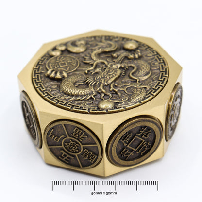 Alt Tag: Brass Fortune Spinner – 6.5x3 CM, spinner de latón octagonal con relieve de dragón y monedas, detalle de diseño Feng Shui