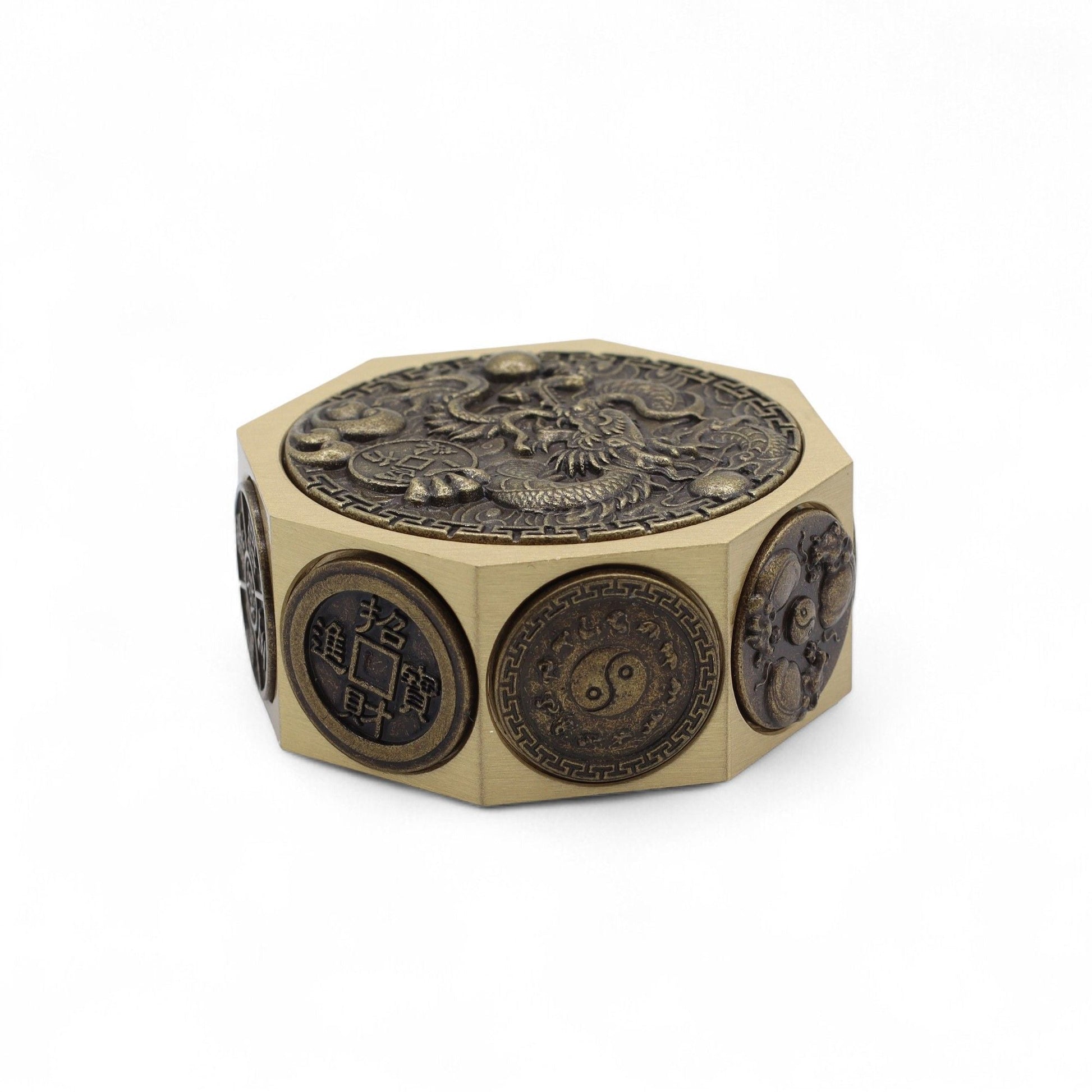 Brass Fortune Spinner – 6.5x3 CM, spinner de latón con grabado de dragón y símbolos feng shui, vista superior