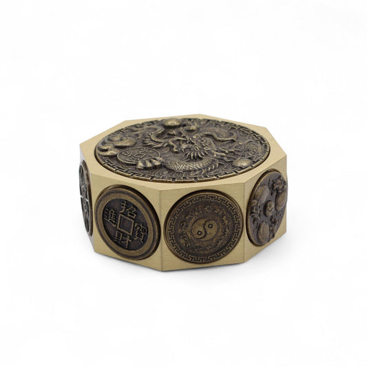 Brass Fortune Spinner – 6.5x3 CM, spinner de latón con grabado de dragón y símbolos feng shui, vista superior
