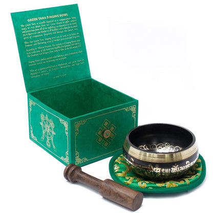 Brass Green Tara sjungande skål-set – 10 CM, 380 G med grön box, sjungande skål i mässing, trästrykare och kudde