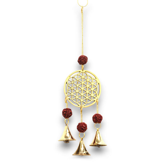 Alt Tag: Indiska mässingsklockspel – Flower of Life & Rudraksha, 6x27 CM i mässing med Flower of Life-hänge, rudraksha-pärlor och klockor