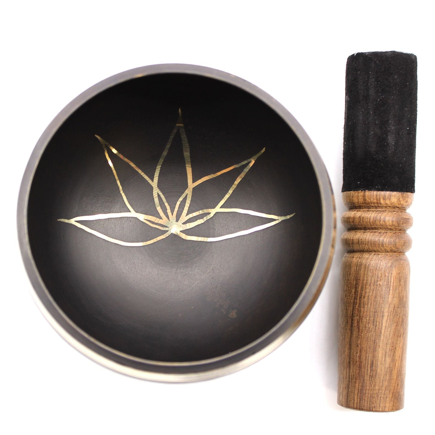 Alt-Tag: Set mit Klangschale „Brass Lotus Flower“ – 9x5 CM, Klangschale aus Messing mit Lotus-Design und Holzschlegel auf weißem Hintergrund