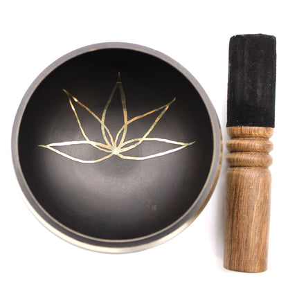 Alt-Tag: Set mit Klangschale „Brass Lotus Flower“ – 9x5 CM, Klangschale aus Messing mit Lotus-Design und Holzschlegel auf weißem Hintergrund