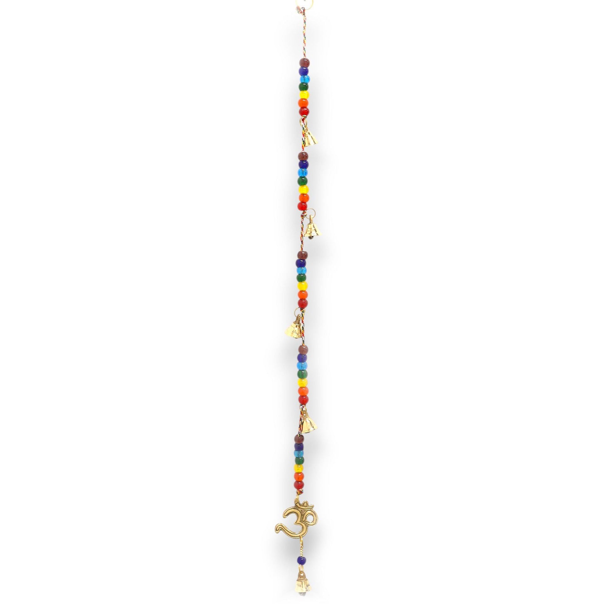 Alt Tag: Brass OM Indian Chimes – 53CM med hängande brass OM-symbolklockspel med flerfärgade chakra-pärlor på vit bakgrund