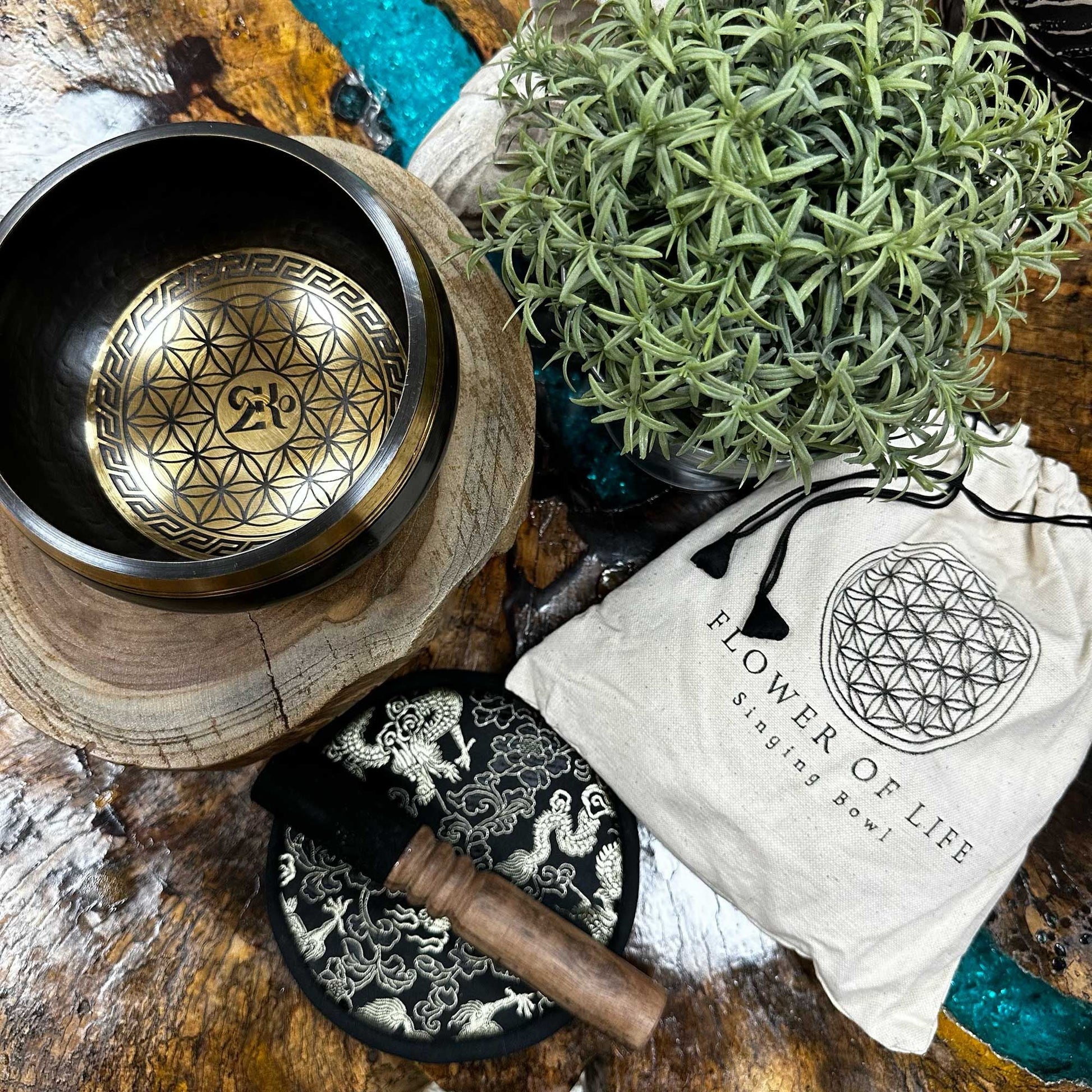 Alt Tag: Presentset med sjungande mässingsskål – 14CM mässingsskål Flower of Life med Flower of Life-gravering, klubba, kudde och dragskopåse