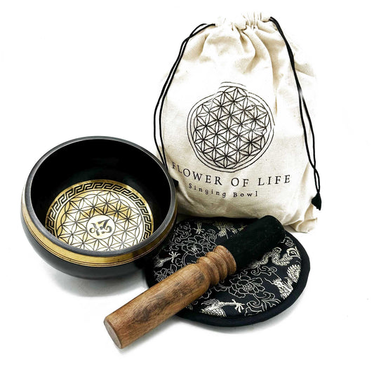 Alt Tag: Brass Singing Bowl Gift Set – 14CM Flower of Life, cuenco de latón con diseño Flower of Life, mazo de madera, cojín y bolsa