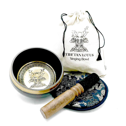Alt Tag: Presentset med sjungande mässingsskål – 14CM Lotus Flower med sjungande mässingsskål i lotusdesign, klubba, kudde och påse med dragsko