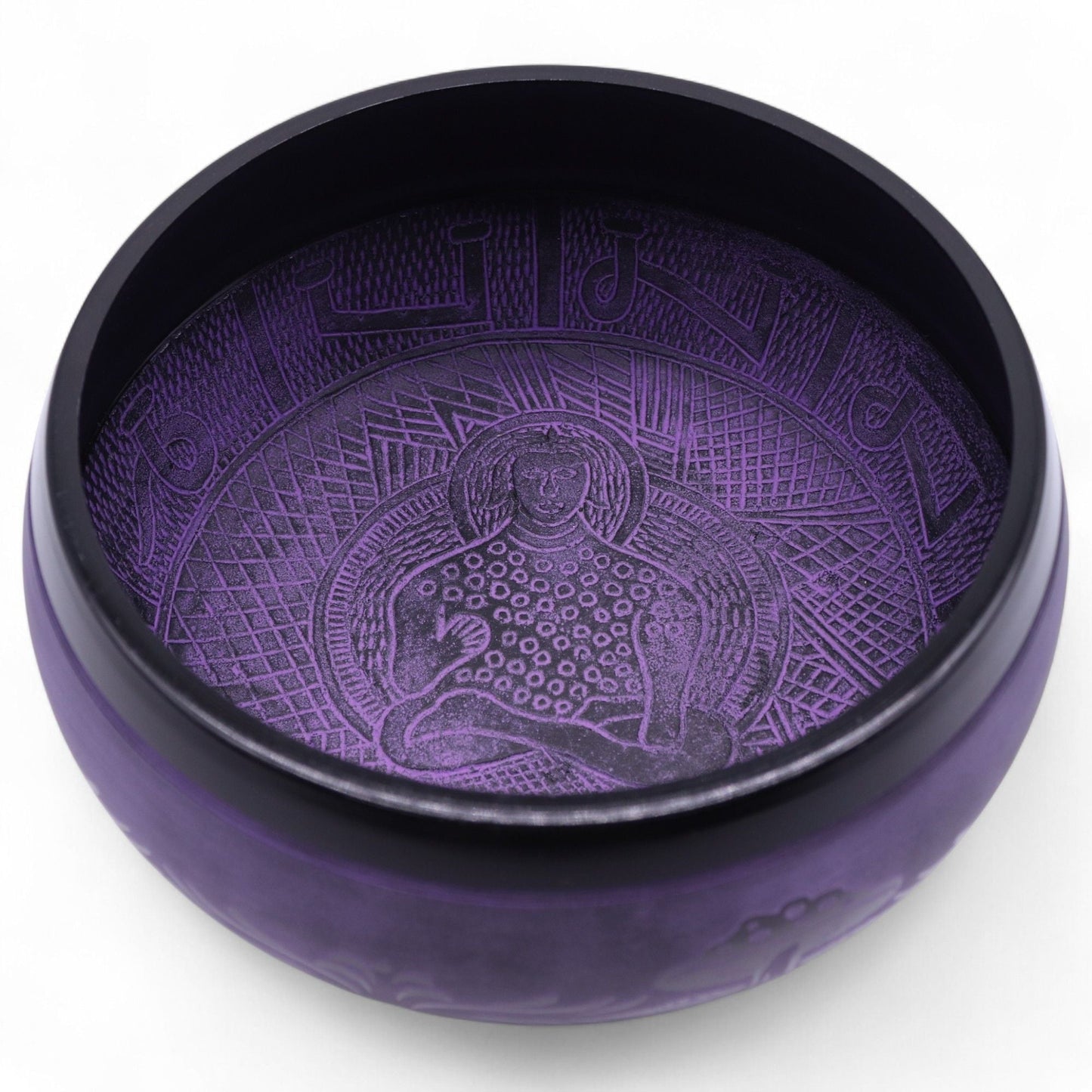 Alt Tag: Brass Singing Bowl – Purple Haze 23x10.5 CM, cuenco de latón morado con grabado interior de figura meditativa