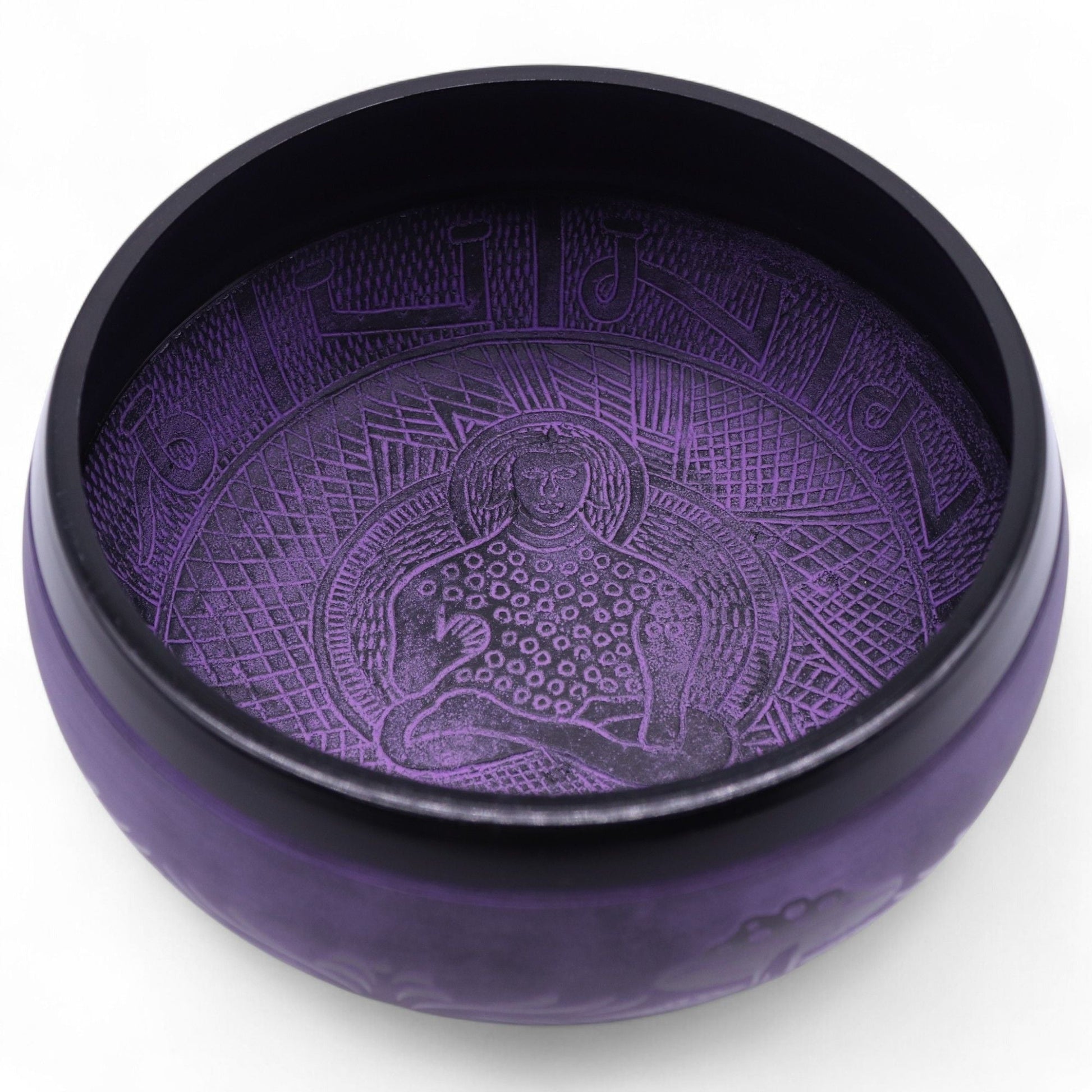 Alt Tag: Brass Singing Bowl – Purple Haze 23x10.5 CM, cuenco de latón morado con grabado interior de figura meditativa
