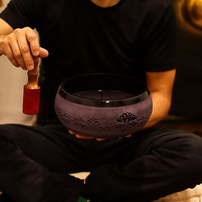 Alt Tag: Brass Singing Bowl – Purple Haze 23x10.5 CM sostenido en manos con mazo de madera, cuenco de latón color morado para meditación