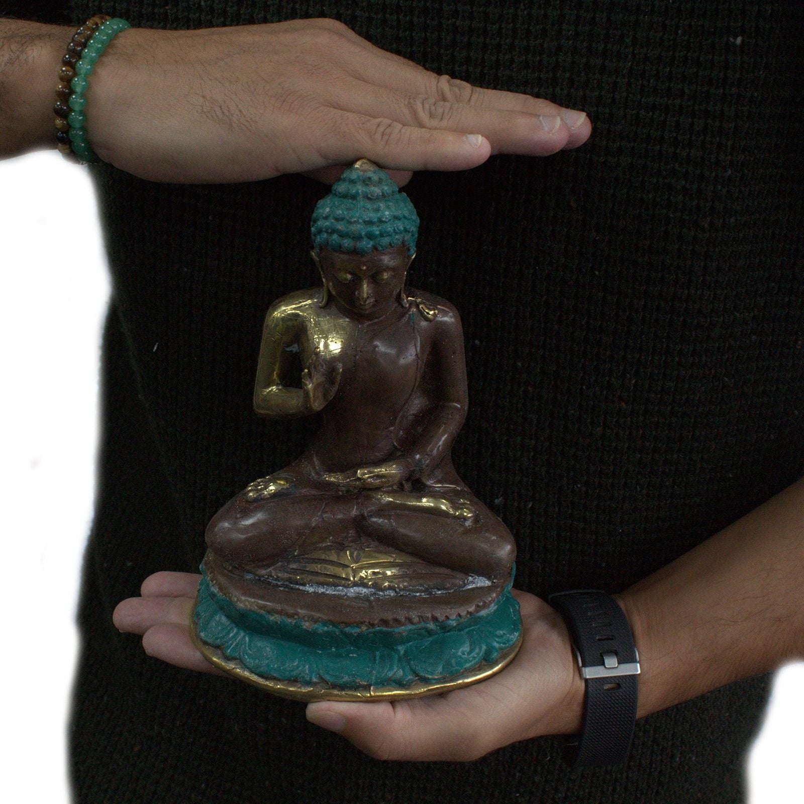 Alt-Tag: Messing-Sitzende-Buddha-Statue – 18 CM, in den Händen gehalten, sitzende Buddha-Figur aus Messing mit blauen Akzenten für Home-Dekor