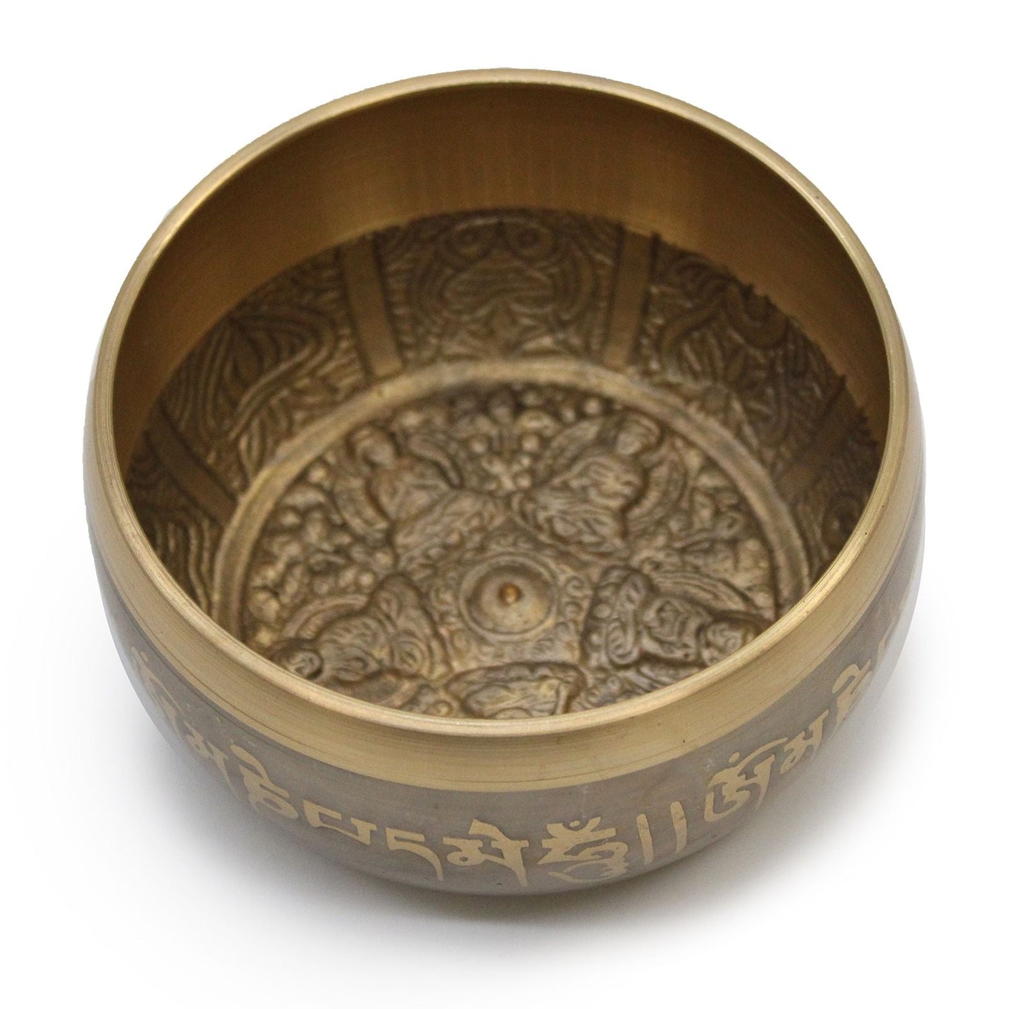 Alt-tagg: Tibetansk sjungande mässingsskål – 11x6 cm i mässing med tibetanska gravyrer, vy uppifrån av insidan och den gyllene kanten