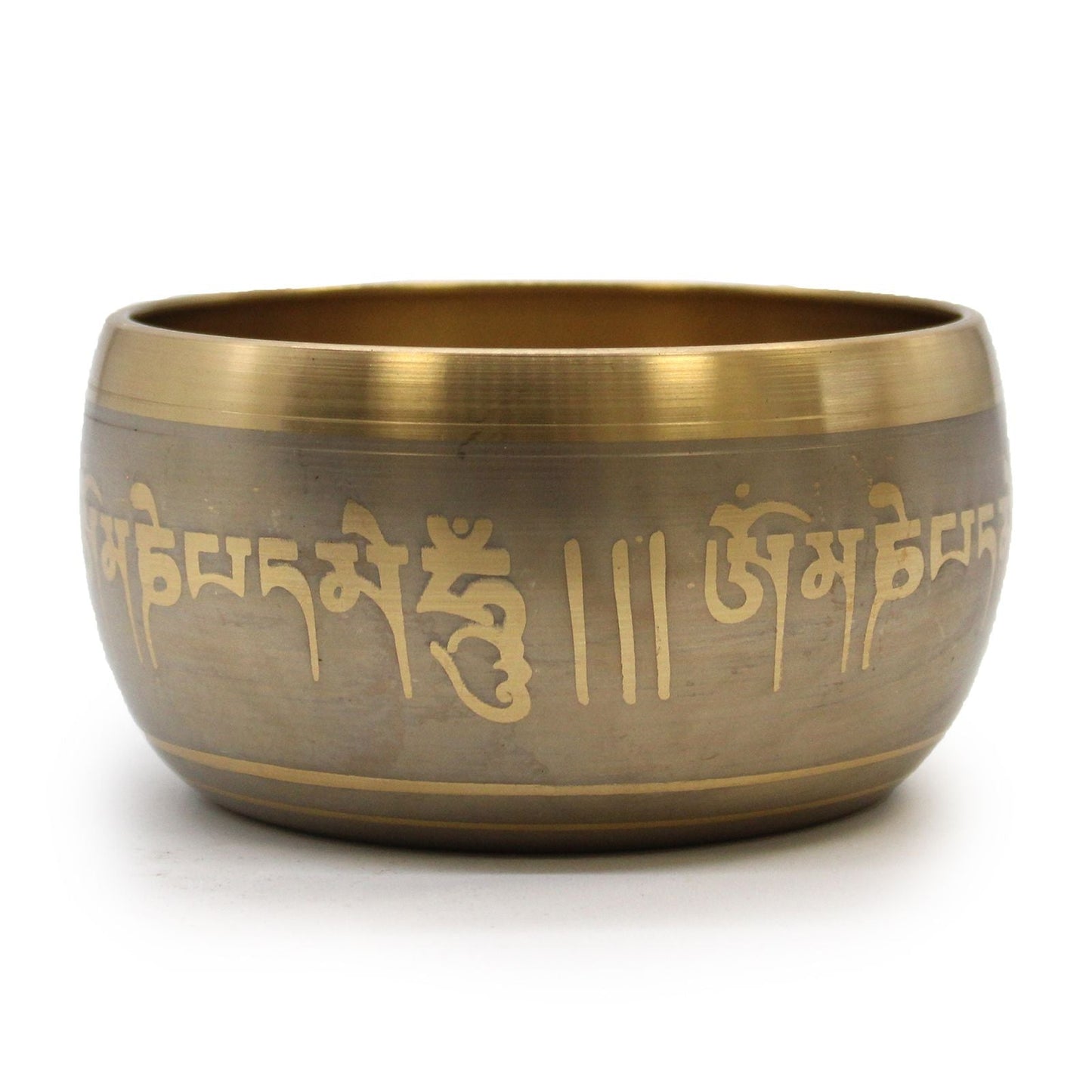 Tibetansk sjungande mässingsskål – 11x6 CM, tibetansk mässingsskål med mantragravyr, framifrån mot vit bakgrund