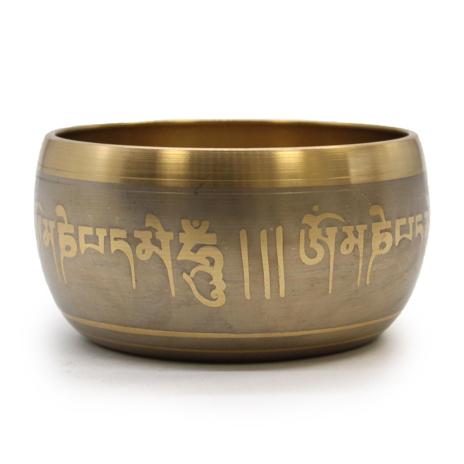 Tibetansk sjungande mässingsskål – 11x6 CM, tibetansk mässingsskål med mantragravyr, framifrån mot vit bakgrund